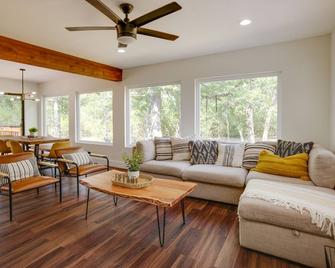 Somerville Cabin w/ Private Pool! - Somerville - Sala de estar