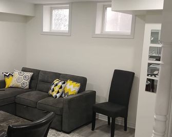 5 minutes to Lake Ontario! Cozy Family-Friendly Private Apartment - Ajax - Obývací pokoj