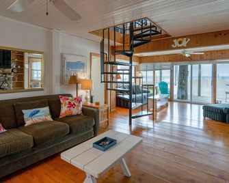 Cozy Beach Cottage w/ Amazing Lake Views, Beach - Muskegon - Living room