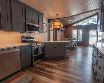 Chain Lakefront Retreat Awesome Sandbar Newly remodeled - Waupaca - Kitchen