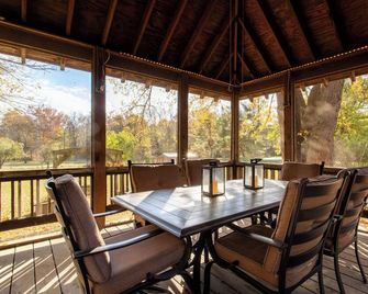Beautiful country home close to Purdue U.Campfires,screened gazebo for cookouts - West Lafayette - Balkon