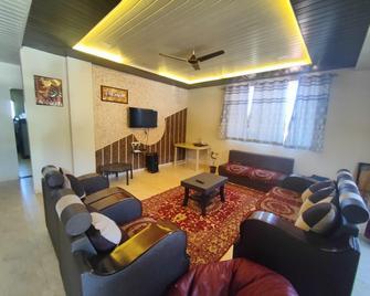 Pawan Villa 5bhk Pool Villa Panchgani - Sātāra - Living room