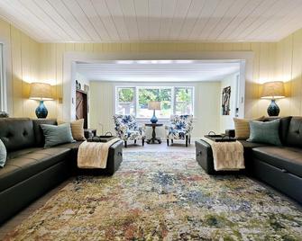 Vintage charm, modern comfort! Lakeshore retreat 3 mins to the beach! - Маскегон - Вітальня