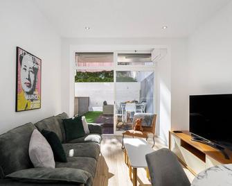 WHome Suburban Serenity Family Home with Pool - Alges - Salon
