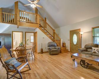 Rustic Cabin with a View on a Hundred Acre Farm - Elizabethton - Living room