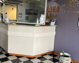 Longhorn Inn and Suites - Amarillo - Front desk
