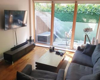 Modern 1 Bed In Shoreditch With Outdoor Space!! - London - Living room