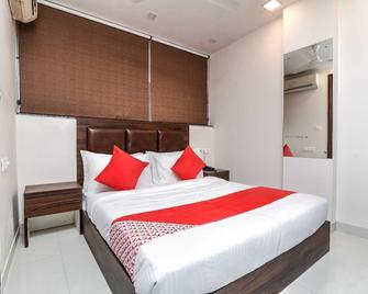 Spot On 61130 Good Luck Lodge - Vadgaon - Bedroom