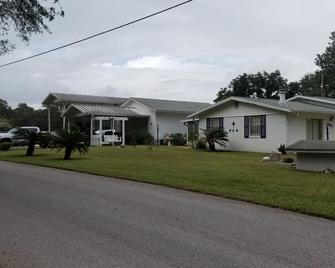 RV site on Withlacoochee bike trail 46 miles long - Inverness - Building
