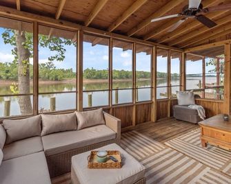 2 miles to Casinos, Red River Lodge with River View - Shreveport - Living room