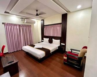 Royal Wood Premier - Bengaluru - Bedroom