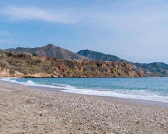 Apartamentos Turisticos Jose Cruz - Nerja - Spiaggia