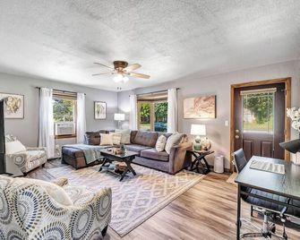 Centrally Located Two Bedroom Home in Green Bay Near Lambeau! - Green Bay - Living room