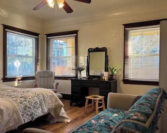Serene Postpartum Retreat: Nurturing Space for New Mothers hosted by QCCS - Oakland