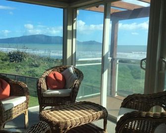 LONGSHORE: Absolute beachfront, spa pool, tennis court, swimming pool and more! - Paraparaumu - Balkón