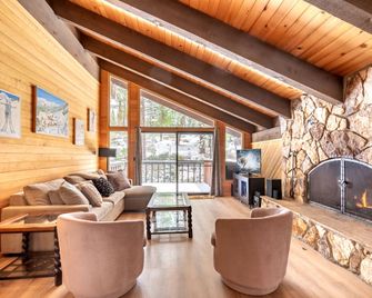 Spectacular Cabin with Foosball and Fireplace in Truckee, California - Truckee - Living room
