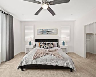 Spacious 4-bedroom house with 4 king beds - Ontario - Bedroom