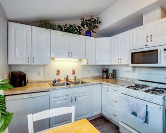 2-bedroom house in tranquil Los Alamos located minutes away from LANL - Los Alamos - Küche