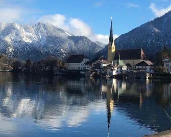 Small apartment for a maximum of 2 people in a unique location directly on the lake - Rottach Egern - Gebäude