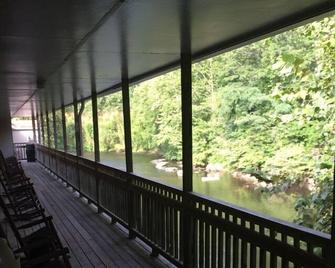 Drama Inn - Cherokee - Balcony