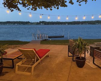Awesome 3 Bedroom River Front Retreat right on the water! - Le Claire - Terasa