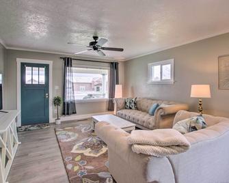 Convenient Preston Retreat with Private Yard! - Preston - Living room