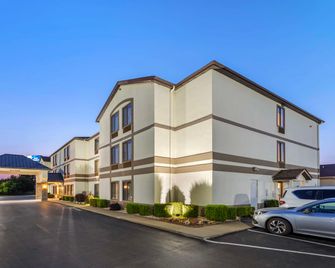 Best Western St. Clairsville Inn & Suites - Saint Clairsville - Budova