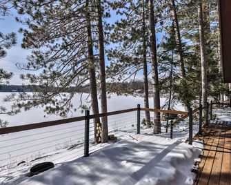 Private lakeside cabin nestled just steps from Butternut Lake! - Three Lakes - Balcony