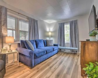 Family-Friendly Hideaway Near Presque Isle! - Erie - Living room