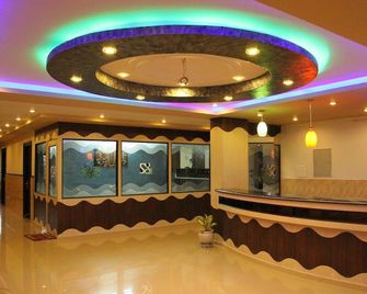 Hotel Sri Grands - Rājahmundry - Rezeption