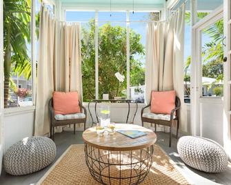 Cabin Fever ~ First Floor 1 Bedroom, 1 Bathroom With Full Kitchen And Pool! - Key West - Stue