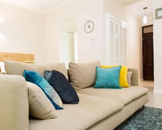 Choose To Be Happy at EI8HT! - Super Studios and Penthouse Apartment - Kingston - Pokój dzienny