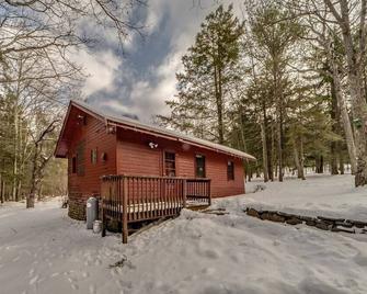 Isolated Charming Knotty Pine Cottage on 575 Acre Forest Preserve - Milford - Building
