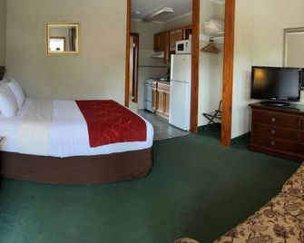 Mohican Resort Motel - 2 Bedroom Efficiency - لاكي جورج - غرفة نوم