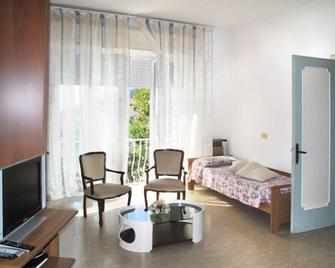 Vacation Home La Gerla In Corsanico - 5 Persons, 2 Bedrooms - Massarosa - Camera da letto