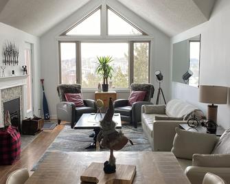 Modern Muskoka Executive 1 bedroom Loft/Condo - Huntsville - Living room