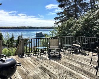 Classic Waterfront Cottage with Private Fishing & boat dock - Boothbay Harbor - East Boothbay - Balcony