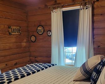 Cabin #10-Cozy log cabin nestled in the woods brief walk to Table Rock Lake - Shell Knob - Bedroom