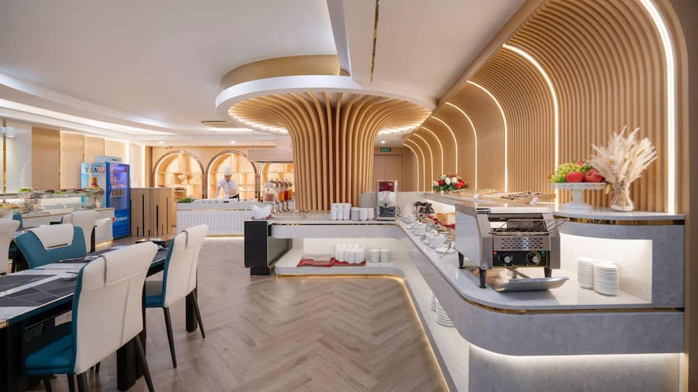 بلوزون دانانج بيتش هوتل