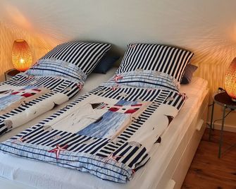 Feel-good apartment in East Frisia: perfect for couples & business trips, Aurich Ogenbargen - Aurich - Habitación
