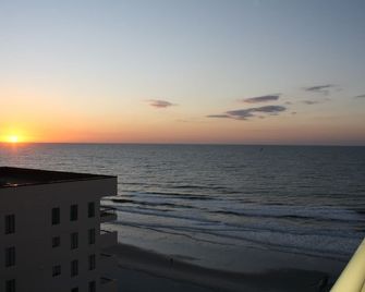 Enjoy Wonderful, Twelfth Floor Ocean/City Views Studio w/Kitchenette - North Myrtle Beach - Playa
