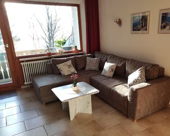 Vacation apartment, indoor pool and sauna, WLAN, south-facing balcony in a quiet location - Missen-Wilhams - Sala de estar