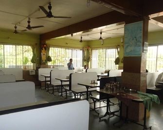 Nashik Guest House - Nashik - Restaurante