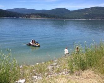 Riverside Cabin adjacent to Kootenai National Forest with Mountain View - Libby