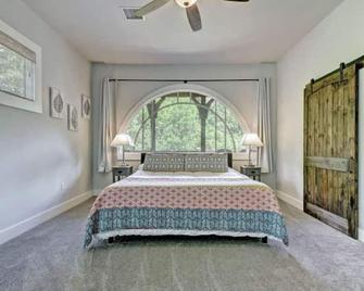 The Gathering Spot: Creekside Stay & Event Venue - Catoosa - Bedroom