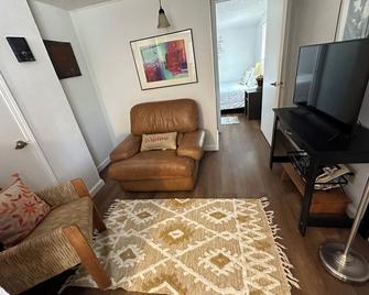 Warm 2 Bedroom Home in the Raynolds District of Downtown Albuquerque - Alburquerque - Sala de estar