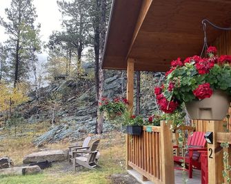 Spectacular setting, amenities, and centrally located to Mt. Rushmore and Custer State Park, and hiking. Wi-Fi. Excellent cell service (Verizon & ATT).A favorite cabin for honeymoons and anniversaries Private campfire. Off-season discounts. No extra - Rapid City - Patio
