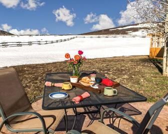 The Woof Ranch Bed & Breakfast by Hahns Peak - Clark - Patio