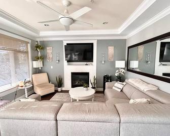 Beautiful Executive modern home. Pet ok at no fee. No parties or large events - Port Coquitlam - Living room
