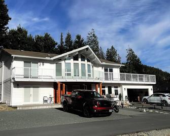 Quiet corner on Burman - Gold River - Building